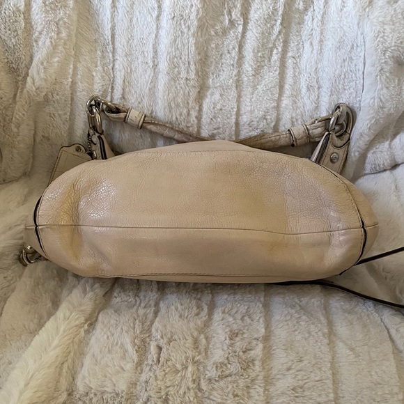 Coach bag with crossbody strap. - Picture 3 of 4